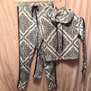 ❌❌SOLD❌❌Women’s white bandana print tracksuit
